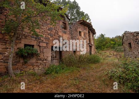 Rue rurale de maisons en ruines dans Quintana Olmos Banque D'Images