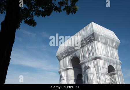 Paris (France), le 22 septembre 2021: “l'Arc de Triomphe enveloppé”, l'Arc de Triomphe recouvert de tissu, travail temporaire de Christo et Jeanne-Claude, Banque D'Images
