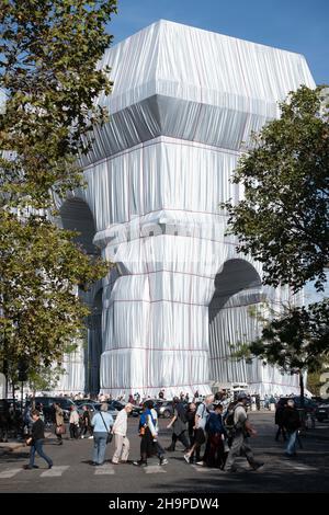Paris (France), le 22 septembre 2021: “l'Arc de Triomphe enveloppé”, l'Arc de Triomphe recouvert de tissu, travail temporaire de Christo et Jeanne-Claude, Banque D'Images