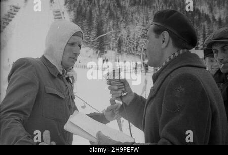 Zakopane, 1949-02-24.W Miêdzynarodowych Zawodach Narciarskich o Puchar Tatr wziê³o udzia³ przesz³o 250 zawodników i zawodniczek reprezentuj¹cych szeœæ pañstw: Czechos³owacjê, Wêgry, Rumuniê, Bu³gariê, Finlandiê i Polskê.NZ. Zawodnik polski Jan Holeksa (L), który wygra³ dla Polski pierwsz¹ zmianê sztafety udziela wywiadu redaktorowi Polskiego Radia Tadeuszowi Peszkowskiemu. uu PAPZakopane, 24 février 1949.Le Concours international de ski de la coupe de montagne Tatra a réuni plus de 250 concurrents de 6 pays : Tchécoslovaquie, Hongrie, Roumanie, Bulgarie, Finlande et Pologne.Sur la photo Banque D'Images