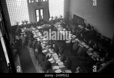 Varsovie, 1949-02-24.Obrady plenum Komisji Centralnej Zwi¹zków Zawodowych (KCZZ).NZ. Przemawia przewodnicz¹cy KCZZ i cz³onek Komitetu Centralnego PZPR Edward Ochab MSA PAPVarsovie, le 24 février 1949.Débats sur le plénum de la Commission centrale des syndicats (KCZZ).Photo: Président du KCZZ et membre du PZPR (Parti des travailleurs Unis polonais) Comité central Edward Ochab. msa PAP Banque D'Images