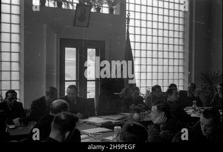 Varsovie, 1949-02-24.Obrady plenum Komisji Centralnej Zwi¹zków Zawodowych (KCZZ).NZ. Przemawia przewodnicz¹cy KCZZ i cz³onek Komitetu Centralnego PZPR Edward Ochab (stoi).ZA sto³em prezydialnym siedz¹ m.in.: sekretarz KCZZ Edward Valaszczyk (1L), wiceprzewodnicz¹cy KCZZ Aleksander Burski (2L), sekretarz generalny KCZZ i cz³onek Biura Organizacyjnego Komitetu Centralnego PZPR Tadewik Æwik (3L), KCZZ Kretawarzek Boles³aw Spó³dzielczych Gezökzökz (6L); Zwi¹zku Gearzökzökzökzök Zretzjowz Zrzök (7L)na sali obecny i sekretarz Warszawskiego Komitetu Wojewódzkiego PZPR St Banque D'Images