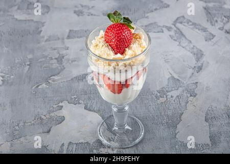 Dessert Magnolia avec fraises fraîches dans une tasse de verre, concept de dessert laiteux maison Banque D'Images