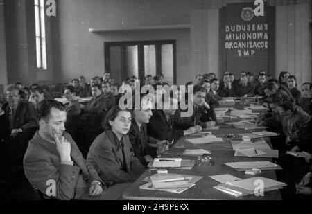 Varsovie, 1949-02-24.W dniach 24-25 lutego odbywa³a siê II Krajowa Narada Aktywu Robotniczego ZMP.G³ówny referat wyg³osi³ sekretarz generalny ZMP Lucjan Motyka. pw PAPVarsovie, le 24 février 1949.La réunion nationale de 2nd des militants travailleurs du Syndicat polonais de la jeunesse (ZMP) s'est tenue les 24 et 25 février.Le discours principal a été prononcé par le secrétaire général de l'Union polonaise de la jeunesse, Lujan Motyka. pw PAP Banque D'Images