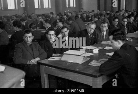 Varsovie, 1949-02-24.W dniach 24-25 lutego odbywa³a siê II Krajowa Narada Aktywu Robotniczego ZMP.G³ówny referat wyg³osi³ sekretarz generalny ZMP Lucjan Motyka. pw PAPVarsovie, le 24 février 1949.La réunion nationale de 2nd des militants travailleurs du Syndicat polonais de la jeunesse (ZMP) s'est tenue les 24 et 25 février.Le discours principal a été prononcé par le secrétaire général de l'Union polonaise de la jeunesse, Lujan Motyka. pw PAP Banque D'Images