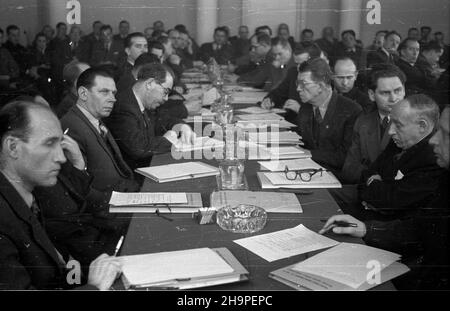 Varsovie, 1949-02-24.Obrady plenum Komisji Centralnej Zwi¹zków Zawodowych (KCZZ).NZ. sala obrad. msa PAPVarsovie, le 24 février 1949.Débats sur le plénum de la Commission centrale des syndicats (KCZZ).Photo : la salle de débat. msa PAP Banque D'Images