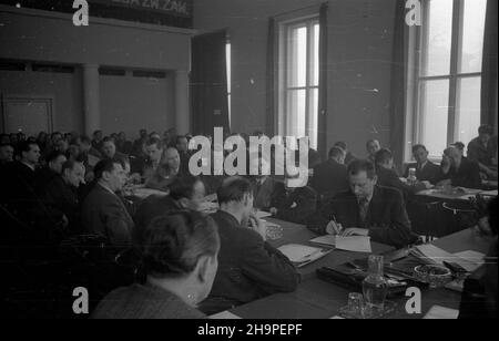 Varsovie, 1949-02-24.Obrady plenum Komisji Centralnej Zwi¹zków Zawodowych (KCZZ).NZ. na sali obrad siedzi m.in.Je sekretarz Warszawskiego Komitetu Wojewódzkiego PZPR Stefan Matuszewski (notuje). msa PAPVarsovie, le 24 février 1949.Débats sur le plénum du Comité central des syndicats (KCZZ).Photo : 1st Secrétaire de la Commission de la province de Varsovie du PZPR Stefan Matuszewski (prenant des notes). msa PAP Banque D'Images