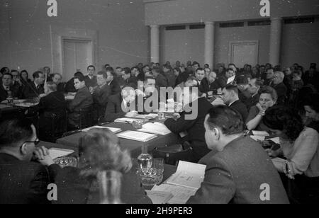 Varsovie, 1949-02-24.Obrady plenum Komisji Centralnej Zwi¹zków Zawodowych (KCZZ).NZ. sala obrad. msa PAPVarsovie, le 24 février 1949.Débats sur le plénum de la Commission centrale des syndicats (KCZZ).Photo : la salle de débat. msa PAP Banque D'Images