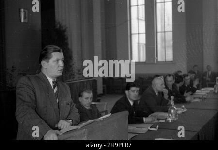 Varsovie, 1949-02-24.W dniach 24-25 lutego odbywa³a siê II Krajowa Narada Aktywu Robotniczego ZMP.g³ówny referat wyg³osi³ sekretarz generalny ZMP, cz³onek KC PZPR Lucjan Motyka. pw PAPVarsovie, le 24 février 1949.La réunion nationale de 2nd des militants travailleurs du Syndicat polonais de la jeunesse (ZMP) s'est tenue les 24 et 25 février.Photo : le principal discours a été prononcé par le secrétaire général de l'Union polonaise de la jeunesse, membre de la commission centrale du parti ouvrier Uni polonais Luckan Motyka. pw PAP Banque D'Images