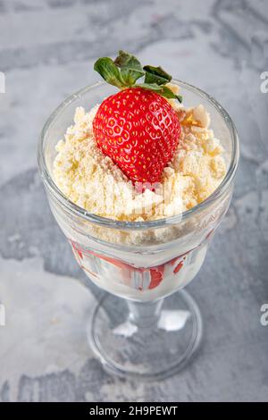 Dessert Magnolia avec fraises fraîches dans une tasse de verre, concept de dessert laiteux maison Banque D'Images