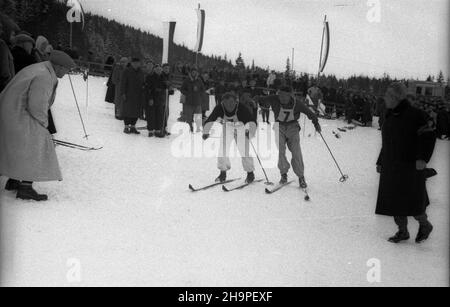 Zakopane, 1949-02-24.W Miêdzynarodowych Zawodach Narciarskich o Puchar Tatr wziê³o udzia³ przesz³o 250 zawodników i zawodniczek reprezentuj¹cych szeœæ pañstw: Czechos³owacjê, Wêgry, Rumuniê, Bu³gariê, Finlandiê i Polskê.NZ. Bieg rozstawny 4x10 km (bieg sztafetowy), W którym zwyciê¿y³a dru¿yna Finlandii. uu PAPZakopane, 24 février 1949.Le Concours international de ski de la coupe de montagne Tatra a réuni plus de 250 concurrents de 6 pays : Tchécoslovaquie, Hongrie, Roumanie, Bulgarie, Finlande et Pologne.Photo : course de relais de 4 x 10 km, gagnée par la Finlande. uu PAP Banque D'Images