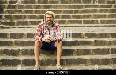 Repos.Retirez le café.Dose de caféine.Filtrer le café.Le lot de préparation est versé sur le café.Homme avec la barbe qui boit du café.Boisson d'homme barbu Banque D'Images