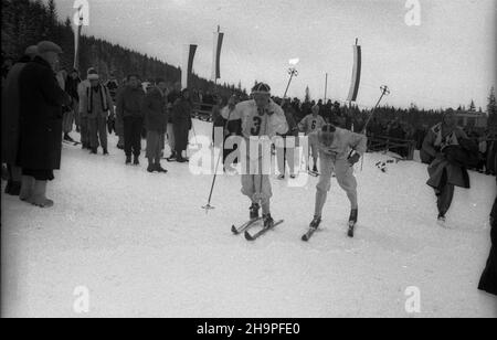 Zakopane, 1949-02-24.W Miêdzynarodowych Zawodach Narciarskich o Puchar Tatr wziê³o udzia³ przesz³o 250 zawodników i zawodniczek reprezentuj¹cych szeœæ pañstw: Czechos³owacjê, Wêgry, Rumuniê, Bu³gariê, Finlandiê i Polskê.NZ. Bieg rozstawny 4x10 km (bieg sztafetowy), W którym zwyciê¿y³a dru¿yna Finlandii. uu PAPZakopane, 24 février 1949.Le Concours international de ski de la coupe de montagne Tatra a réuni plus de 250 concurrents de 6 pays : Tchécoslovaquie, Hongrie, Roumanie, Bulgarie, Finlande et Pologne.Photo : course de relais de 4 x 10 km, gagnée par la Finlande. uu PAP Banque D'Images