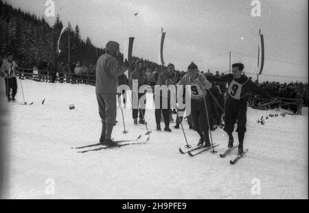 Zakopane, 1949-02-24.W Miêdzynarodowych Zawodach Narciarskich o Puchar Tatr wziê³o udzia³ przesz³o 250 zawodników i zawodniczek reprezentuj¹cych szeœæ pañstw: Czechos³owacjê, Wêgry, Rumuniê, Bu³gariê, Finlandiê i Polskê.NZ. Bieg rozstawny 4x10 km (bieg sztafetowy), W którym zwyciê¿y³a dru¿yna Finlandii. uu PAPZakopane, 24 février 1949.Le Concours international de ski de la coupe de montagne Tatra a réuni plus de 250 concurrents de 6 pays : Tchécoslovaquie, Hongrie, Roumanie, Bulgarie, Finlande et Pologne.Photo : course de relais de 4 x 10 km, gagnée par la Finlande. uu PAP Banque D'Images