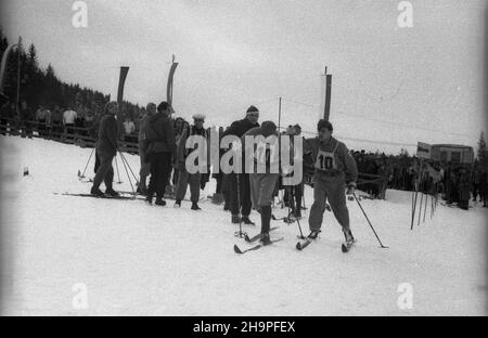 Zakopane, 1949-02-24.W Miêdzynarodowych Zawodach Narciarskich o Puchar Tatr wziê³o udzia³ przesz³o 250 zawodników i zawodniczek reprezentuj¹cych szeœæ pañstw: Czechos³owacjê, Wêgry, Rumuniê, Bu³gariê, Finlandiê i Polskê.NZ. Bieg rozstawny 4x10 km (bieg sztafetowy), W którym zwyciê¿y³a dru¿yna Finlandii. uu PAPZakopane, 24 février 1949.Le Concours international de ski de la coupe de montagne Tatra a réuni plus de 250 concurrents de 6 pays : Tchécoslovaquie, Hongrie, Roumanie, Bulgarie, Finlande et Pologne.Photo : course de relais de 4 x 10 km, gagnée par la Finlande. uu PAP Banque D'Images