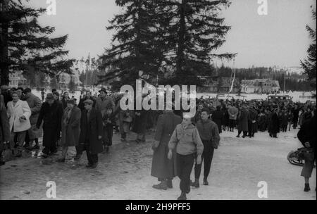 Zakopane, 1949-02-24.W Miêdzynarodowych Zawodach Narciarskich o Puchar Tatr wziê³o udzia³ przesz³o 250 zawodników i zawodniczek reprezentuj¹cych szeœæ pañstw: Czechos³owacjê, Wêgry, Rumuniê, Bu³gariê, Finlandiê i Polskê.Otwarty konkurs skoków obejrza³o na stadionie PZN (Polski Zwi¹zek Narciarski) pod Krokwi¹ dwadzieœcia tysiêcy widzów. uu PAPZakopane, 24 février 1949.Le Concours international de ski de la coupe de montagne Tatra a réuni plus de 250 concurrents de 6 pays : Tchécoslovaquie, Hongrie, Roumanie, Bulgarie, Finlande et Pologne.Un saut à ski a été observé par 20 000 personnes Banque D'Images