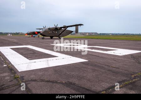 La piste 08 de l'ancien aérodrome de RAF Abingdon, aujourd'hui caserne de Dalton, avec des avions prêts pour le spectacle aérien.Court Skyvan stationné sur la piste 08/26 Banque D'Images