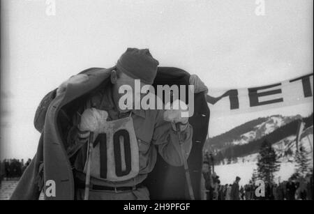 Zakopane, 1949-02-24.W Miêdzynarodowych Zawodach Narciarskich o Puchar Tatr wziê³o udzia³ przesz³o 250 zawodników i zawodniczek reprezentuj¹cych szeœæ pañstw: Czechos³owacjê, Wêgry, Rumuniê, Bu³gariê, Finlandiê i Polskê.Bieg rozstawny 4x10 km (bieg sztafetowy), W którym zwyciê¿y³a dru¿yna Finlandii.NZ. Zawodnik fiñski Eezo Salonen. uu PAPZakopane, 24 février 1949.Le Concours international de ski de la coupe de montagne Tatra a réuni plus de 250 concurrents de 6 pays : Tchécoslovaquie, Hongrie, Roumanie, Bulgarie, Finlande et Pologne.Course de relais de 4 x 10 km, gagnée par la Finlande.Photo : Banque D'Images