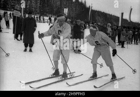 Zakopane, 1949-02-24.W Miêdzynarodowych Zawodach Narciarskich o Puchar Tatr wziê³o udzia³ przesz³o 250 zawodników i zawodniczek reprezentuj¹cych szeœæ pañstw: Czechos³owacjê, Wêgry, Rumuniê, Bu³gariê, Finlandiê i Polskê.NZ. Bieg rozstawny 4x10 km (bieg sztafetowy), W którym zwyciê¿y³a dru¿yna Finlandii. uu PAPZakopane, 24 février 1949.Le Concours international de ski de la coupe de montagne Tatra a réuni plus de 250 concurrents de 6 pays : Tchécoslovaquie, Hongrie, Roumanie, Bulgarie, Finlande et Pologne.Photo : course de relais de 4 x 10 km, gagnée par la Finlande. uu PAP Banque D'Images