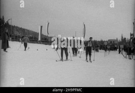 Zakopane, 1949-02-24.W Miêdzynarodowych Zawodach Narciarskich o Puchar Tatr wziê³o udzia³ przesz³o 250 zawodników i zawodniczek reprezentuj¹cych szeœæ pañstw: Czechos³owacjê, Wêgry, Rumuniê, Bu³gariê, Finlandiê i Polskê.NZ. Bieg rozstawny 4x10 km (bieg sztafetowy), W którym zwyciê¿y³a dru¿yna Finlandii. uu PAPZakopane, 24 février 1949.Le Concours international de ski de la coupe de montagne Tatra a réuni plus de 250 concurrents de 6 pays : Tchécoslovaquie, Hongrie, Roumanie, Bulgarie, Finlande et Pologne.Photo : course de relais de 4 x 10 km, gagnée par la Finlande. uu PAP Banque D'Images