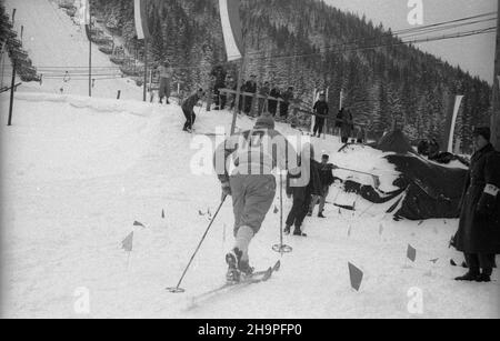 Zakopane, 1949-02-24.W Miêdzynarodowych Zawodach Narciarskich o Puchar Tatr wziê³o udzia³ przesz³o 250 zawodników i zawodniczek reprezentuj¹cych szeœæ pañstw: Czechos³owacjê, Wêgry, Rumuniê, Bu³gariê, Finlandiê i Polskê.NZ. Bieg rozstawny 4x10 km (bieg sztafetowy), W którym zwyciê¿y³a dru¿yna Finlandii. uu PAPZakopane, 24 février 1949.Le Concours international de ski de la coupe de montagne Tatra a réuni plus de 250 concurrents de 6 pays : Tchécoslovaquie, Hongrie, Roumanie, Bulgarie, Finlande et Pologne.Photo : course de relais de 4 x 10 km, gagnée par la Finlande. uu PAP Banque D'Images