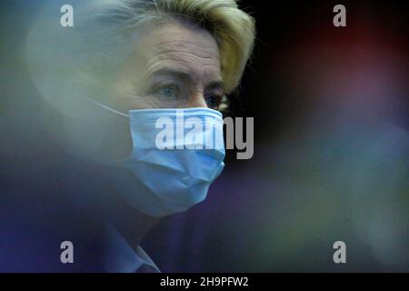 Bruxelles, Belgique.8th décembre 2021.Le président de la Commission européenne, Ursula von der Leyen, lors de la réunion des commissaires de l'UE à la Commission de l'UE à Bruxelles, Belgique, le 8 décembre 2021.(Credit image: © Valeria Mongelli/ZUMA Press Wire) Banque D'Images