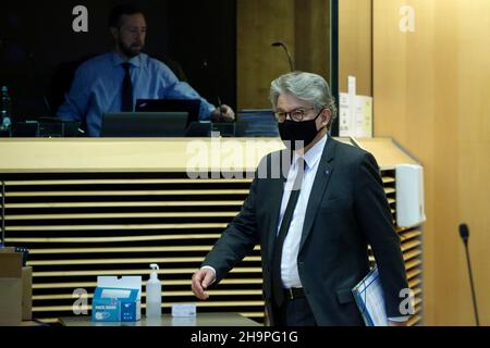 Bruxelles, Belgique.8th décembre 2021.Le commissaire européen Thierry Breton arrive à la réunion des Commissaires européens à la Commission européenne à Bruxelles, Belgique, le 8 décembre 2021.(Credit image: © Valeria Mongelli/ZUMA Press Wire) Banque D'Images