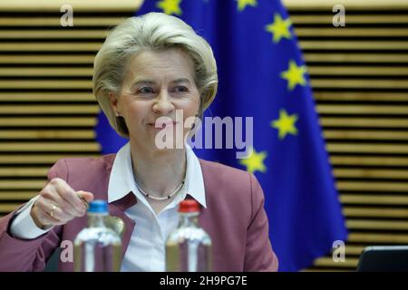 Bruxelles, Belgique.8th décembre 2021.Le président de la Commission européenne, Ursula von der Leyen, lors de la réunion des commissaires de l'UE à la Commission de l'UE à Bruxelles, Belgique, le 8 décembre 2021.(Credit image: © Valeria Mongelli/ZUMA Press Wire) Banque D'Images