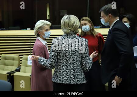 Bruxelles, Belgique.8th décembre 2021.Ursula von der Leyen (à gauche), présidente de la Commission européenne, s'entretient avec les commissaires européens Mairead McGuinness (au centre) et Valdis Dombrovskis (à droite) lors de la réunion des commissaires européens à la Commission européenne à Bruxelles, Belgique, le 8 décembre 2021.(Credit image: © Valeria Mongelli/ZUMA Press Wire) Banque D'Images