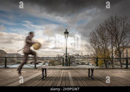 Paris, France - 28 novembre 2021 : un homme au chapeau, habillé au début du siècle, marche dans les rues de Paris Banque D'Images