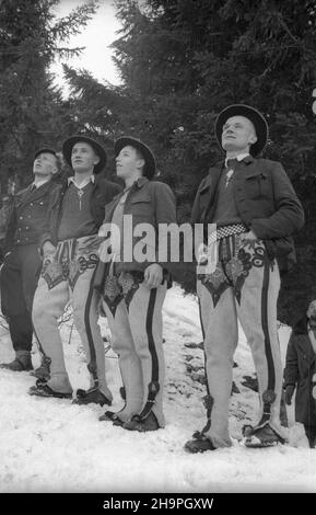 Zakopane, 1949-02-25.W Miêdzynarodowych Zawodach Narciarskich o Puchar Tatr wziê³o udzia³ przesz³o 250 zawodników i zawodniczek reprezentuj¹cych szeœæ pañstw: Czechos³owacjê, Wêgry, Rumuniê, Bu³gariê, Finlandiê i Polskê.Otwarty konkurs skoków obejrza³o na stadionie PZN (Polski Zwi¹zek Narciarski) pod Krokwi¹ dwadzieœcia tysiêcy widzów.NZ. Górale W strojach regionalnych. uu PAPZakopane, 25 février 1949.Le Concours international de ski de la coupe de montagne Tatra a réuni plus de 250 concurrents de 6 pays : Tchécoslovaquie, Hongrie, Roumanie, Bulgarie, Finlande et Pologne.Un jum de ski Banque D'Images