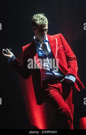 Milan Italie.07 décembre 2021.La chanteuse-compositrice italienne ACHILLE LAURO se produit sur scène au Teatro degli Arcimboldi avec l'orchestre Della Magna Grecia lors d'un spectacle d'une nuit. Banque D'Images