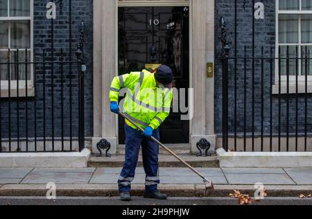 Londres, Angleterre, Royaume-Uni.8th décembre 2021.Un nettoyeur est vu travailler à l'extérieur de 10 Downing Street alors que le Premier ministre britannique Boris Johnson était sous pression après qu'une vidéo ait été divulguée à la presse hier, montrant le personnel du numéro 10 plaisantant au sujet d'une fête de Noël qui a eu lieu en décembre dernier contre les restrictions du coronavirus dans le bureau du PM.(Image de crédit : © Tayfun Salci/ZUMA Press Wire) Banque D'Images