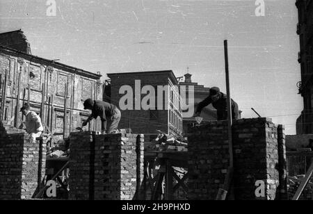 Varsovie, 1949-03.Po zniszczeniach wojennych, W latach 1948-1949 odbudowano XVIII-wieczny, barokowy pa³ac Ma³achowskich przy ulicy Senatorskiej 11 (róg ulicy Miodowej) wed³ug projektu Zygmunta Sêpiñskiego.NZ. Prace murarskie; widok z rogu uricy Senatorskiej i Miodowej; W g³êbi fasada koœcio³a pw.œw.Anny (P) i kamieniica na rogu ulicy Koziej i Miodowej (P). mta PAP Dok³adny dzieñ wydarzenia nieustalony.Varsovie, mars 1949.Le palais baroque des Malachowskis, datant de 18th siècles et ruiné par la guerre, situé au 11, rue Senatorska (à l'angle de la rue Miodowa), a été reconstruit en 1948-1949, selon une conception de ZY Banque D'Images