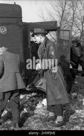 Polska, 1949-03.Topniej¹cy œnieg utrudnia poruszanie siê po drogach ca³ego kraju.Samochód Polskiej Kroniki Filmowej (PKF), który utkn¹³ W poœniegowym b³ocie, trzeba by³o wyci¹gaæ koñmi.NZ. Fotoreporter Stanis³aw D¹browiecki. mw PAP Dok³adny dzieñ wydarzenia nieustalony.Pologne, mars 1949.La fonte de la neige a entravé la circulation routière à travers la Pologne.Les chevaux ont été utilisés pour sortir d'une voiture polonaise de Newsreel (PKF) qui s'est coincé dans la boue.Photo : photographe de presse Stanislaw Dabrowiecki. mw PAP Banque D'Images