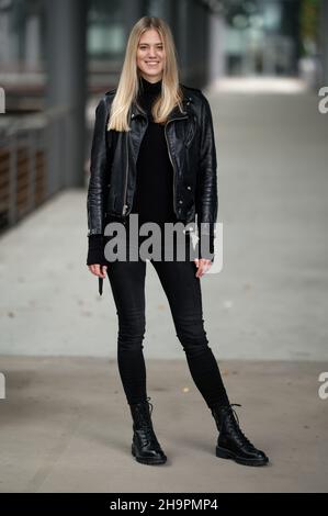 Cologne, Allemagne.17th novembre 2021.L'actrice et la mannequin Larissa Marolt se tient à un événement de presse dans les locaux de MMC Studios.Marolt sera devant la caméra de la série RTL 'Unter Unis' à partir de la fin novembre.Le premier épisode avec elle devrait être diffusé le 12 janvier 2022.Credit: Henning Kaiser/dpa/Alay Live News Banque D'Images