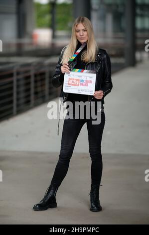 Cologne, Allemagne.17th novembre 2021.L'actrice et la mannequin Larissa Marolt se tient à un événement de presse dans les locaux de MMC Studios.Marolt sera devant la caméra de la série RTL 'Unter Unis' à partir de la fin novembre.Le premier épisode avec elle devrait être diffusé le 12 janvier 2022.Credit: Henning Kaiser/dpa/Alay Live News Banque D'Images