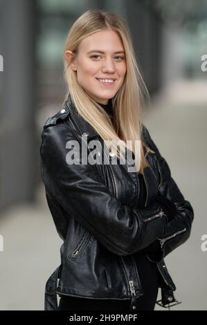 Cologne, Allemagne.17th novembre 2021.L'actrice et la mannequin Larissa Marolt se tient à un événement de presse dans les locaux de MMC Studios.Marolt sera devant la caméra de la série RTL 'Unter Unis' à partir de la fin novembre.Le premier épisode avec elle devrait être diffusé le 12 janvier 2022.Credit: Henning Kaiser/dpa/Alay Live News Banque D'Images