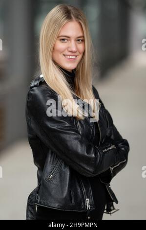 Cologne, Allemagne.17th novembre 2021.L'actrice et la mannequin Larissa Marolt se tient à un événement de presse dans les locaux de MMC Studios.Marolt sera devant la caméra de la série RTL 'Unter Unis' à partir de la fin novembre.Le premier épisode avec elle devrait être diffusé le 12 janvier 2022.Credit: Henning Kaiser/dpa/Alay Live News Banque D'Images
