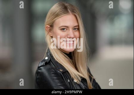 Cologne, Allemagne.17th novembre 2021.L'actrice et la mannequin Larissa Marolt se tient à un événement de presse dans les locaux de MMC Studios.Marolt sera devant la caméra de la série RTL 'Unter Unis' à partir de la fin novembre.Le premier épisode avec elle devrait être diffusé le 12 janvier 2022.Credit: Henning Kaiser/dpa/Alay Live News Banque D'Images
