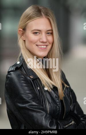 Cologne, Allemagne.17th novembre 2021.L'actrice et la mannequin Larissa Marolt se tient à un événement de presse dans les locaux de MMC Studios.Marolt sera devant la caméra de la série RTL 'Unter Unis' à partir de la fin novembre.Le premier épisode avec elle devrait être diffusé le 12 janvier 2022.Credit: Henning Kaiser/dpa/Alay Live News Banque D'Images