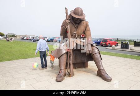 Immense,grande,statue,de,soldat,Tommy, World War One, Soldier Sculpture, Eleven 'O' One,hommage,aux,soldats,déchus,Seaham,Town,Center,at,Seaham,Seaham,Seaham Beach,un,endroit,populaire,pour,ce,hobby,passe,bijoux,makers,artisanat,design,Durham,Coast,Durham,North Coast,Royaume-Uni,Durham,Grande-Bretagne,Côte d'Europe,Royaume-Uni,Royaume-Uni,Royaume-Uni,Royaume-Uni,Royaume-Uni,Durham,Côte d'Angleterre,Côte d'Angleterre,Royaume-Uni,Royaume-Uni,Angleterre,Royaume-Uni,Royaume-Uni Banque D'Images