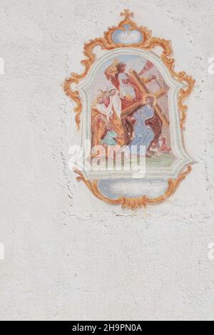 VAL GARDENA, ITALIE - 29 AOÛT 2019 : fresque de la petite église Saint-Giacomo de Val Gardena représentant un moment sur le chemin de la croix Banque D'Images