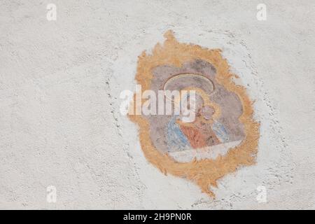VAL GARDENA, ITALIE - 29 AOÛT 2019 : fresque de la petite église Saint-Giacomo de Val Gardena représentant un moment sur le chemin de la croix Banque D'Images