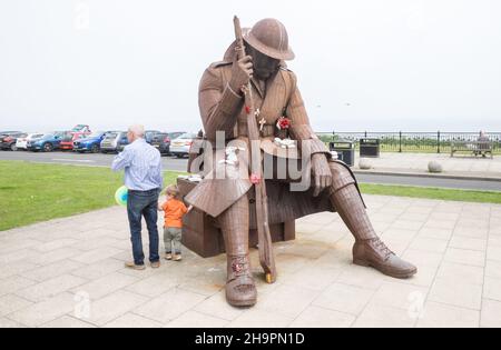 Immense,grande,statue,de,soldat,Tommy, World War One, Soldier Sculpture, Eleven 'O' One,hommage,aux,soldats,déchus,Seaham,Town,Center,at,Seaham,Seaham,Seaham Beach,un,endroit,populaire,pour,ce,hobby,passe,bijoux,makers,artisanat,design,Durham,Coast,Durham,North Coast,Royaume-Uni,Durham,Grande-Bretagne,Côte d'Europe,Royaume-Uni,Royaume-Uni,Royaume-Uni,Royaume-Uni,Royaume-Uni,Durham,Côte d'Angleterre,Côte d'Angleterre,Royaume-Uni,Royaume-Uni,Angleterre,Royaume-Uni,Royaume-Uni Banque D'Images