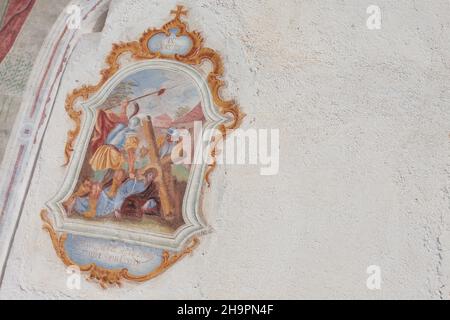 VAL GARDENA, ITALIE - 29 AOÛT 2019 : fresque de la petite église Saint-Giacomo de Val Gardena représentant un moment sur le chemin de la croix Banque D'Images