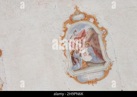 VAL GARDENA, ITALIE - 29 AOÛT 2019 : fresque de la petite église Saint-Giacomo de Val Gardena représentant un moment sur le chemin de la croix Banque D'Images