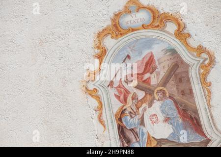 VAL GARDENA, ITALIE - 29 AOÛT 2019 : fresque de la petite église Saint-Giacomo de Val Gardena représentant un moment sur le chemin de la croix Banque D'Images