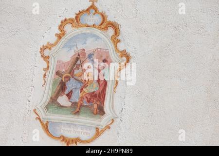 VAL GARDENA, ITALIE - 29 AOÛT 2019 : fresque de la petite église Saint-Giacomo de Val Gardena représentant un moment sur le chemin de la croix Banque D'Images