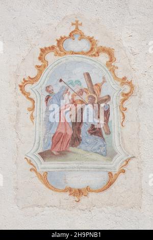 VAL GARDENA, ITALIE - 29 AOÛT 2019 : fresque de la petite église Saint-Giacomo de Val Gardena représentant un moment sur le chemin de la croix Banque D'Images